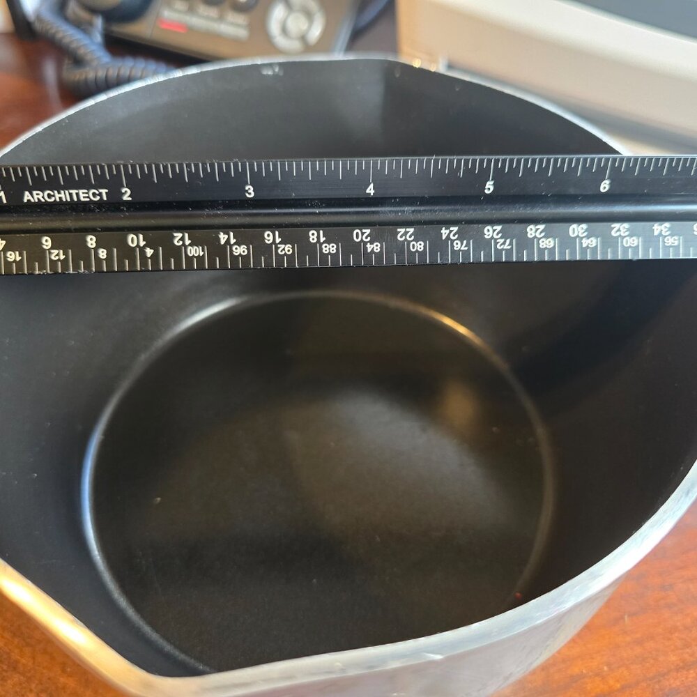 Vintage Mirro 2 Quart (1.9L) Saucepan - Non-Stick with Wooden Handle - Picture 4 of 14
